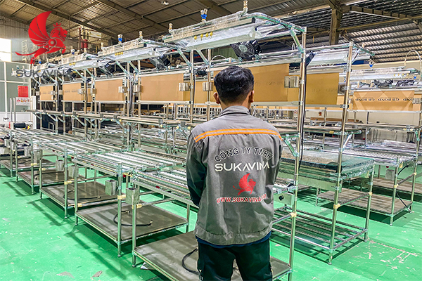 Bàn được thiết kế có trang bị các tiện ích đi kèm giúp tối ưu hóa hiệu suất làm việc